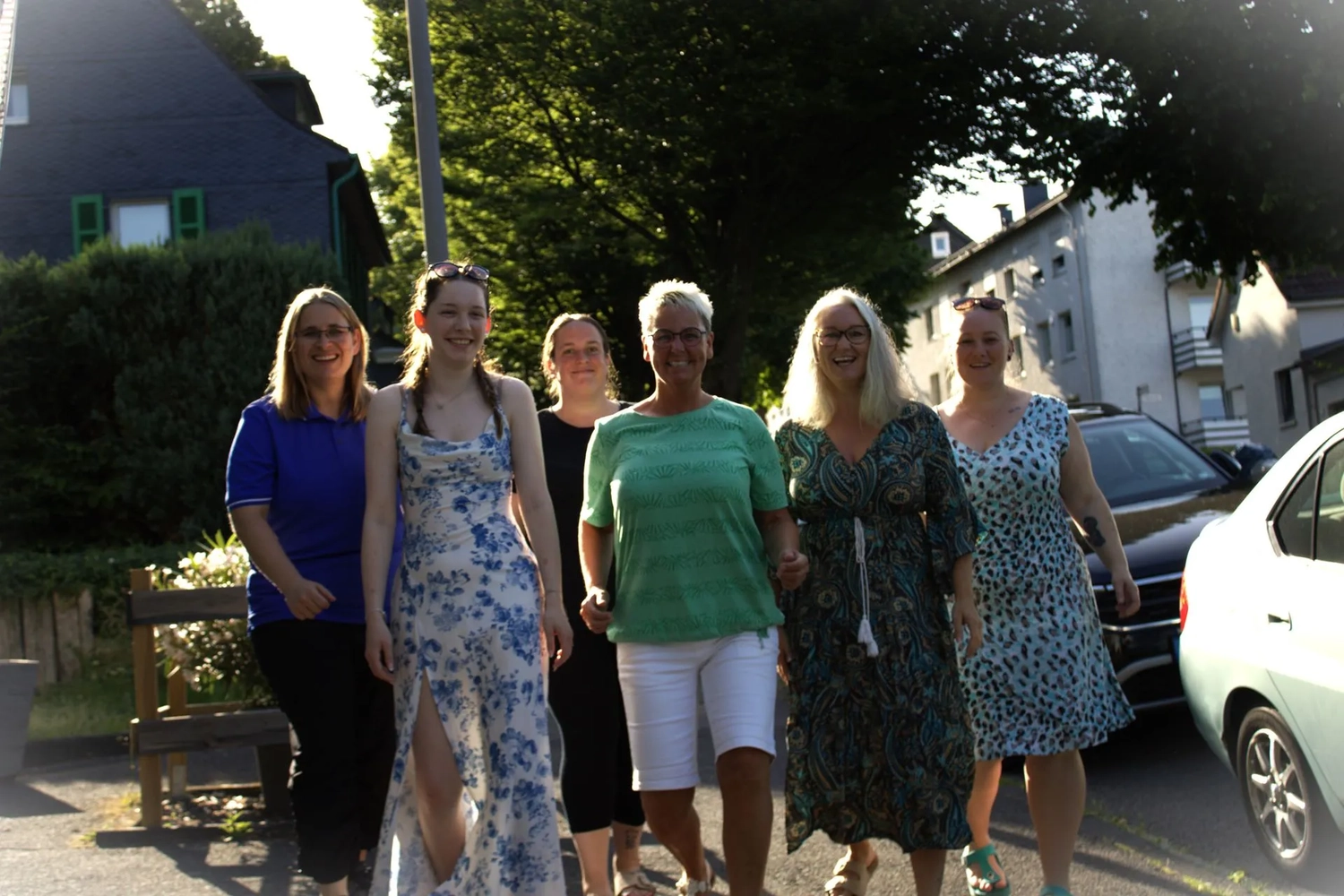 Mi Casa-Dein zu Hause - Familien- und Seniorenbetreuung - Geballte Frauenpower Frauen stehen nebeneinander in einer Reihe