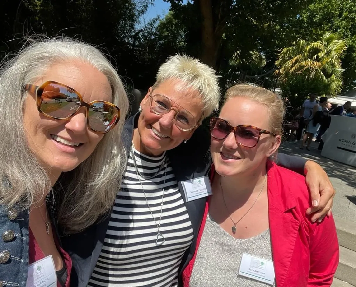 Mi Casa-Dein zu Hause - Familien- und Seniorenbetreuung - Beballtes Fachwissen vereint Drei Frauen machen ein Selfie