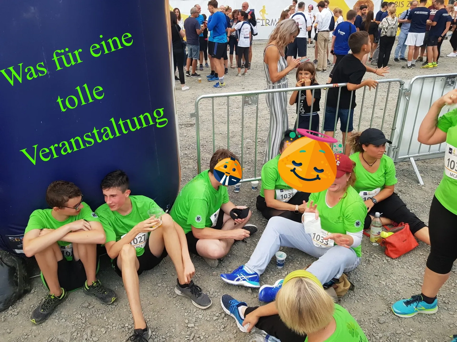 Mi Casa-Dein zu Hause - Familien- und Seniorenbetreuung - Eine Gruppe von Menschen, viele in passenden grünen T-Shirts, hat sich im Freien versammelt, offenbar bei einer öffentlichen Veranstaltung oder einem Lauf. Einige sitzen auf dem Boden neben einer blauen aufblasbaren Konstruktion mit deutscher Aufschrift.
